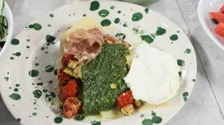 Szybka letnia sałatka z polskim jabłkiem i włoską burratą