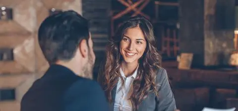 Twój partner ma "żonę w pracy"? Te zachowania powinny wzbudzić twoją czujność 