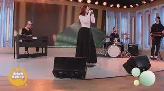 Zuza Jabłońska w piosence “Odfiltruj rzeczywistość” 