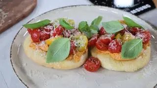 Minipizza z hummusem, parmezanem i pomidorkami 