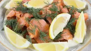 Wędzony łosoś i crème fraiche z koperkiem jako dodatek do placków