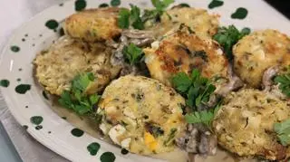 Kotlet ziemniaczano jajeczny z sosem pieczarkowym