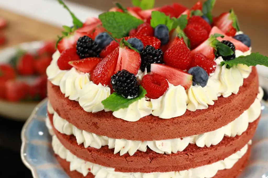 Prosty torcik "Red Velvet" z owocami