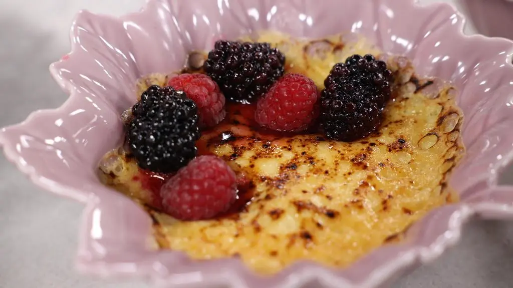 Crème brûlée ze śliwkami 