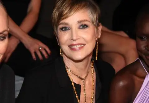Sharon Stone w bieliźnie odtworzyła kultową scenę z "Nagiego instynktu". 66-letnia gwiazda zachwyciła fanów