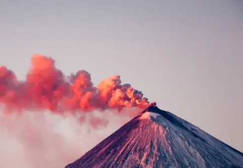 Erupcja wulkanu po trzęsieniu ziemi. "W każdej chwili może nastąpić wyrzut"