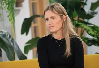 Ciężarna Olga Frycz bawi się z córką w wannie. Zabawa "w wieloryba" podbija Instagram