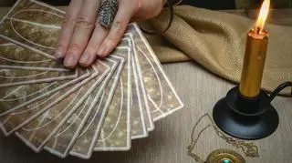 Tygodniowy horoskop z kart tarota. W pracy czasem warto zastosować ograniczone zaufanie