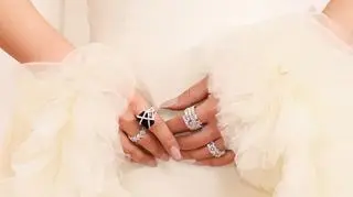 Manicure w stylu "vanilla glass nails" hitem zimy 2025. Na czym polega ta modna stylizacja paznokci?