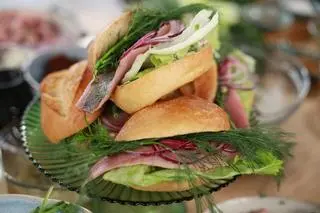 Przepis na bułkę ze śledziem