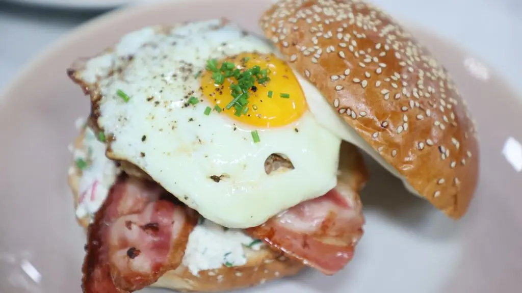 Burger śniadaniowy