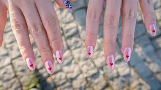 10 inspiracji na walentynkowy manicure. W tych wzory zakochały się stylistki z TikToka