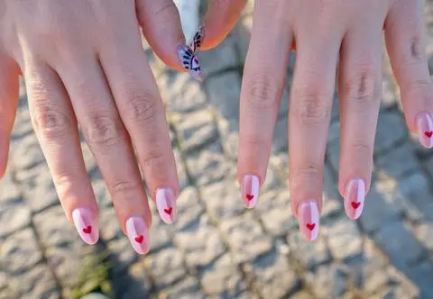 10 inspiracji na walentynkowy manicure. W tych wzory zakochały się stylistki z TikToka