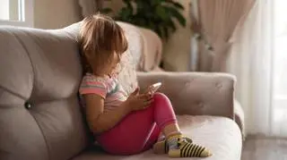 Telefon w rękach dziecka. Ci rodzice dają go częściej. Ciekawe wyniki badań 