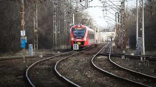 2-letnie dziecko błąkało się przy torach kolejowych. Służby wezwała przypadkowa osoba. Gdzie byli rodzice?