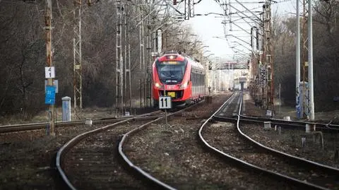 2-latek kręcił się wokół torów kolejowych 