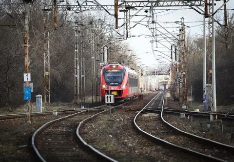 2-letnie dziecko błąkało się przy torach kolejowych. Służby wezwała przypadkowa osoba. Gdzie byli rodzice?