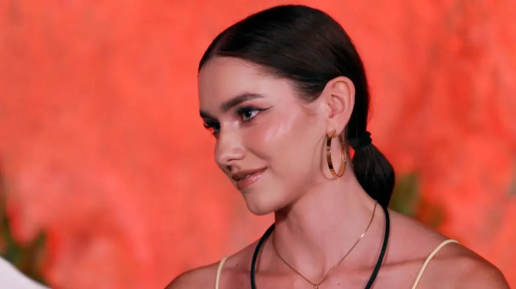 Julia "Hotel Paradise"