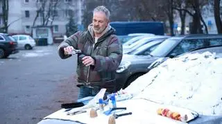 Jak szybko odśnieżyć samochód? Te gadżety na pewno masz w domu