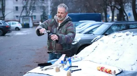 Jak szybko odśnieżyć samochód? Te gadżety na pewno masz w domu