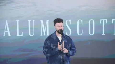 OLKU4418Calum Scott w Dzień Dobry TVN zaśpiewał swoją nową piosenkę. "To podnosi ludzi na duchu"