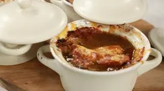 Zupa cebulowa na białym winie z grzanką serową