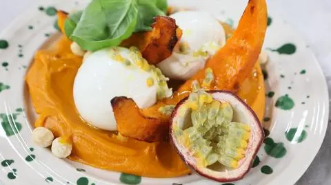 Burrata z pieczoną dynią hokkaido, marakują, orzechem laskowym i bazylią