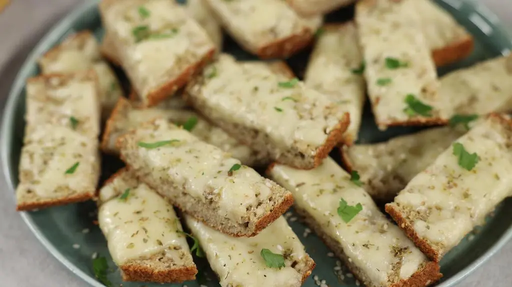 Bagietka czosnkowa z mozzarellą
