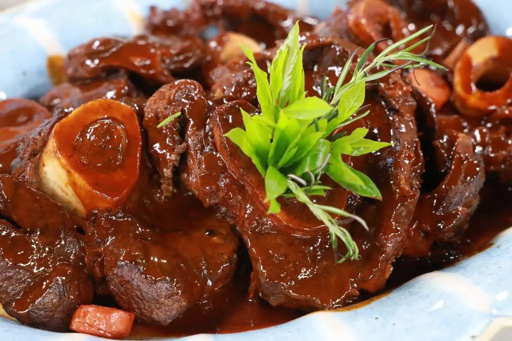 Ossobuco wołowe duszone w czerwonym winie z kopytkami
