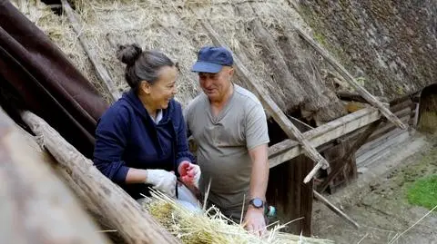 Anna Mucha układa strzechę i łowi wodorosty