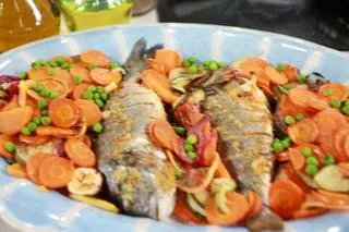 Pstrąg pieczony z warzywami