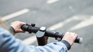 13-latek na hulajnodze elektrycznej pędził prawie 40 km/h. Zajmie się nim sąd 