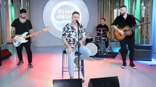 Mateusz Ziółko na scenie DDTVN. Wokalista intryguje balladą "Lubisz nas"