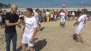 Piłka nożna na piasku, czyli wakacje w Kołobrzegu. "To musi być zabawa, otwartość, wolność"