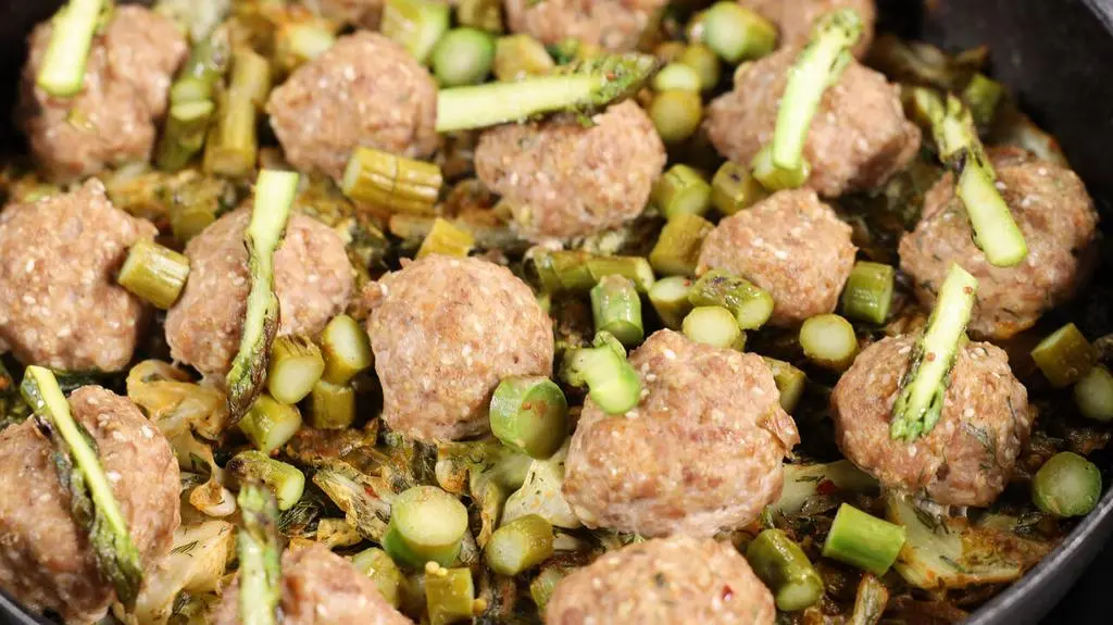 Zapiekanka z kapusty z klopsikami