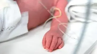 Niemowlę z gorączką i zasinieniami trafiło do szpitala. "Było brudne i odparzone"