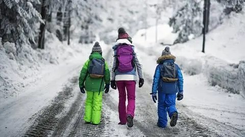 Mróz w Polsce. W tych szkołach odwołano lekcje. "Robimy to w trosce o dzieci"