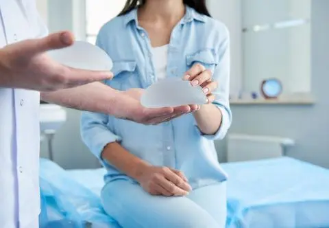 Powiększanie piersi. Jak prawidłowo dobrać kształt implantów?