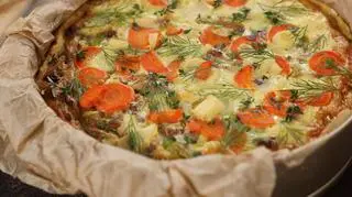 Tarta na spodzie z ugotowanych ziemniaków, z warzywami z rosołu, i podsmażonym z porem boczkiem 