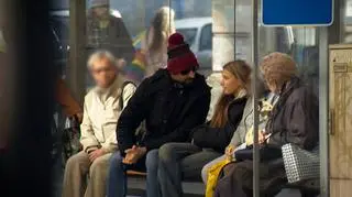 Dorosły mężczyzna nagabuje nastolatkę. Jak się zachowujemy w takiej sytuacji? "Byłem czujny"