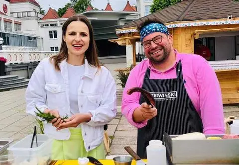 Czy warto nacinać kiełbasę przed grillowaniem? Rada Szymona Czerwińskiego może zaskoczyć
