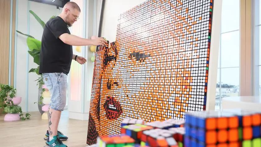 Ułożył portret Marilyn Monroe z ponad 1000 kostek Rubika