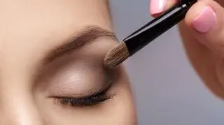 Delikatny makijaż czy drapieżne smokey eyes? Blendowanie cieni krok po kroku