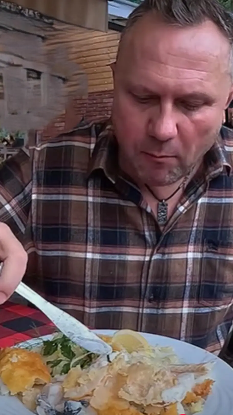 Youtuber zamówił dorsza nad morzem. Co odkrył?  "Oszukują i kręcą" 