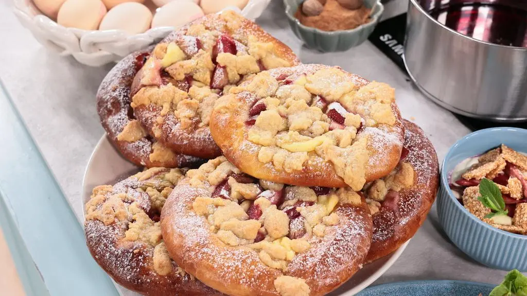 Drożdżówka z budyniem, rabarbarem i kruszonką
