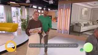 Kto pierwszy powinien podać rękę - on czy ona? - napisy