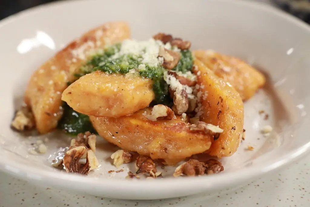 Gnocchi z batata z masłem szałwiowym, chrupiącą cebulką i boczkiem