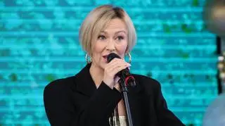 Anna Karolska w piosence "Cisza". Jej kojący głos wprowadza w błogi, grudniowy nastrój