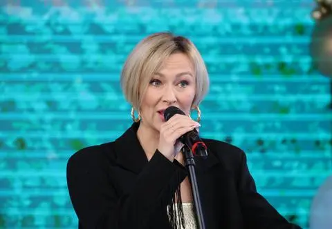 Anna Karolska w piosence "Cisza". Jej kojący głos wprowadza w błogi, grudniowy nastrój