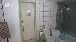 HGTV: Łazienka w stylu industrialnym z kaflami w stylu retro